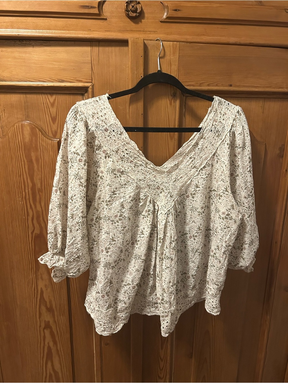 Neuflora Cream Floral Lace-Trim V Blouse